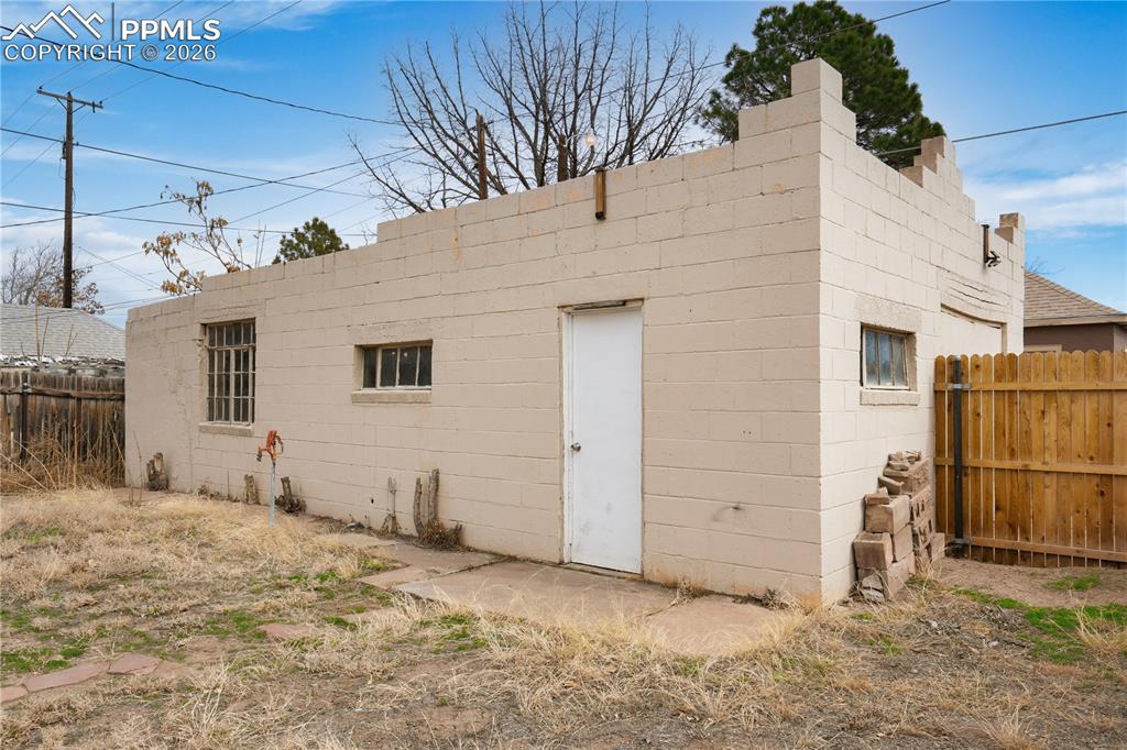 Image 21 of 21: Garage