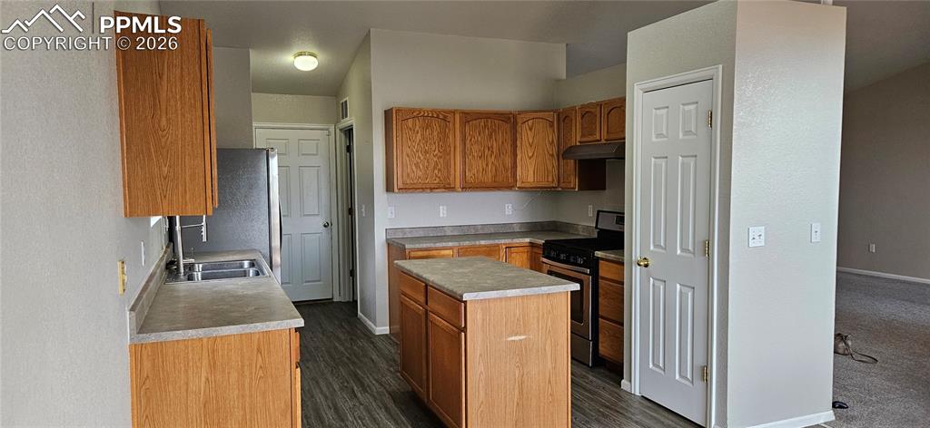 Image 6 of 19: Kitchen