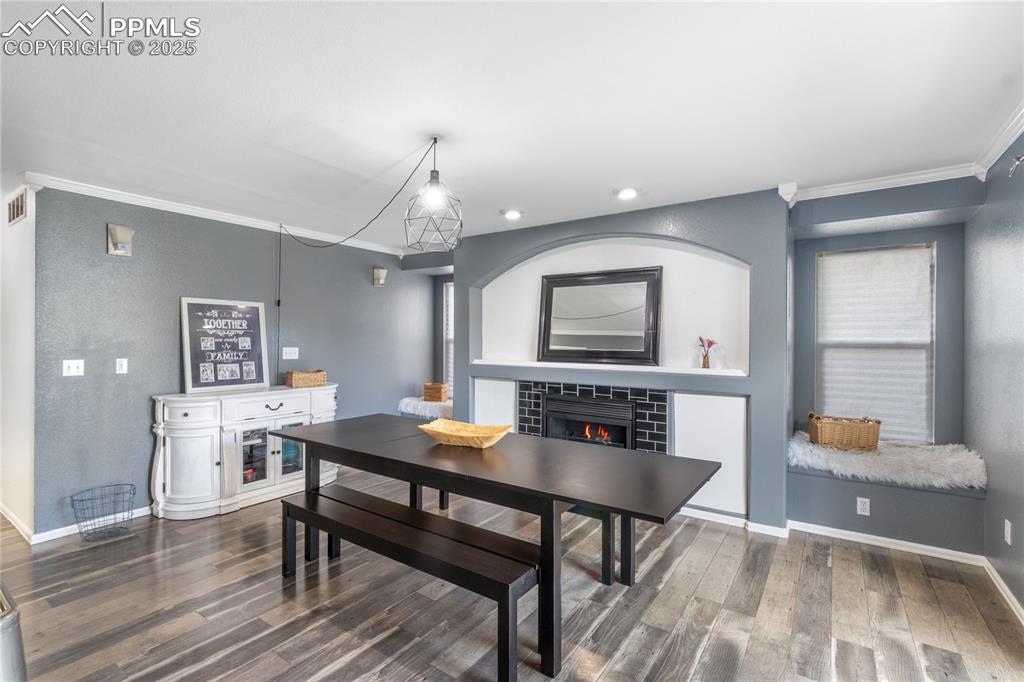 Image 10 of 33: Dining Area