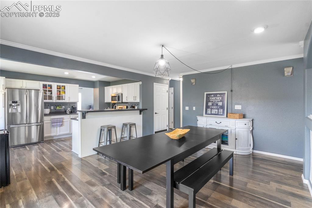 Image 11 of 33: Dining Area