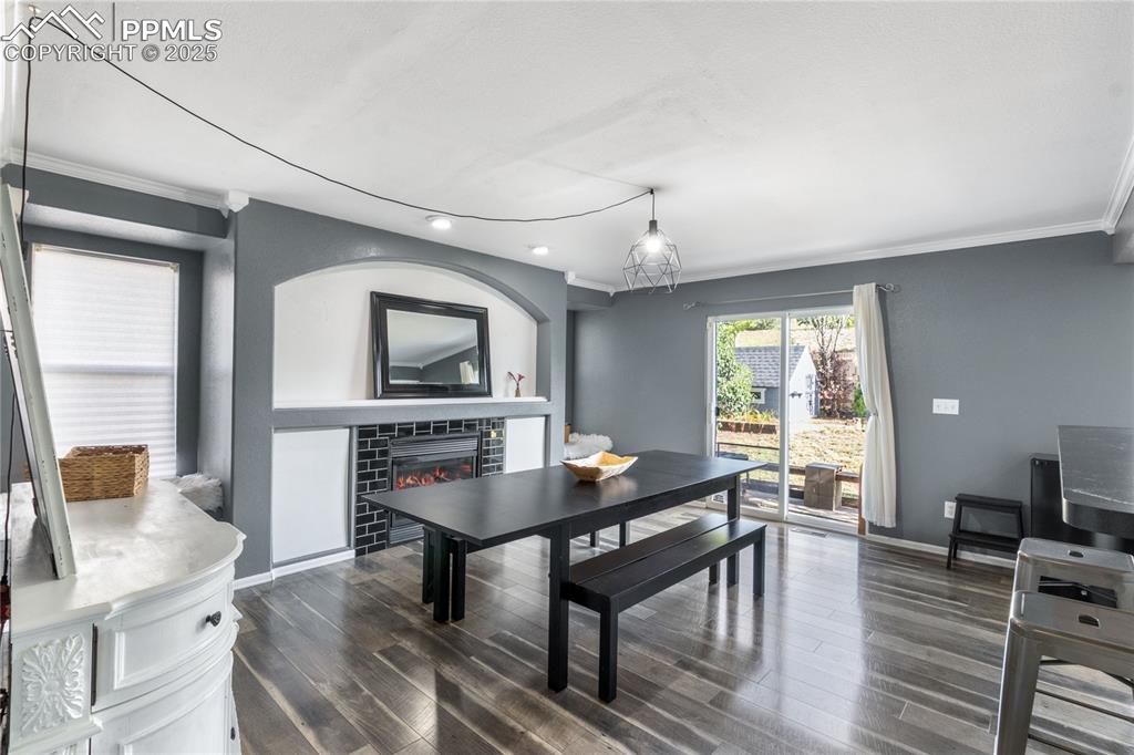 Image 12 of 33: Dining Area