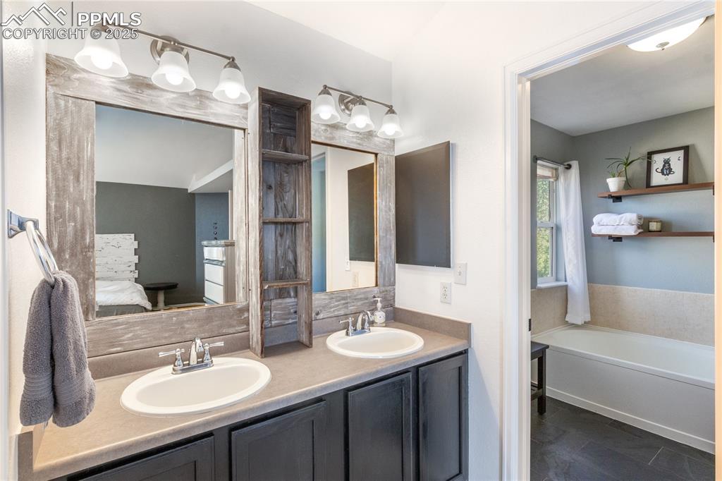 Image 16 of 33: Bathroom