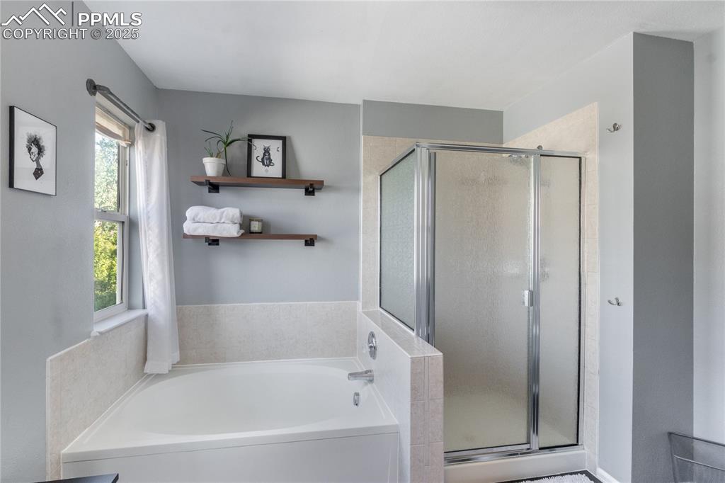 Image 17 of 33: Bathroom