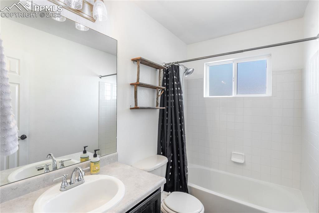 Image 22 of 33: Bathroom