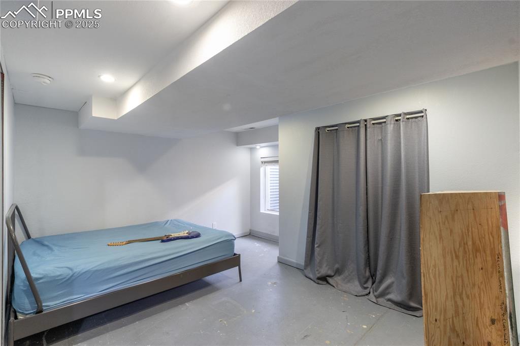 Image 25 of 33: Bedroom