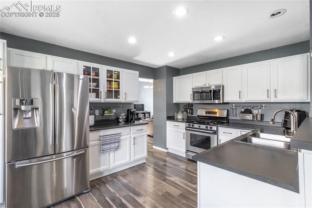 Image 7 of 33: Kitchen