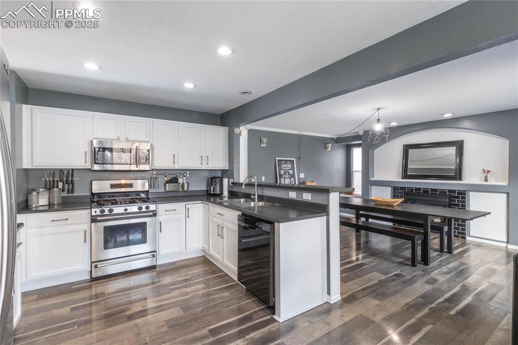 Image 9 of 33: Kitchen