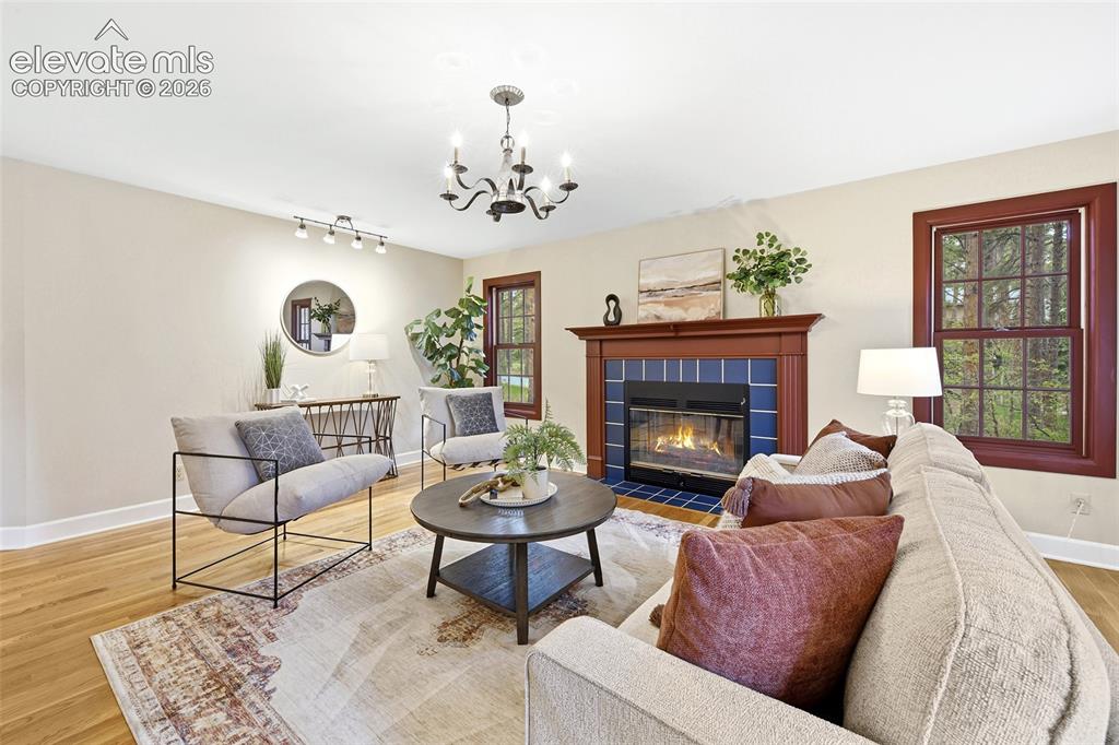 Image 10 of 50: Gas fireplace for cozy evenings!