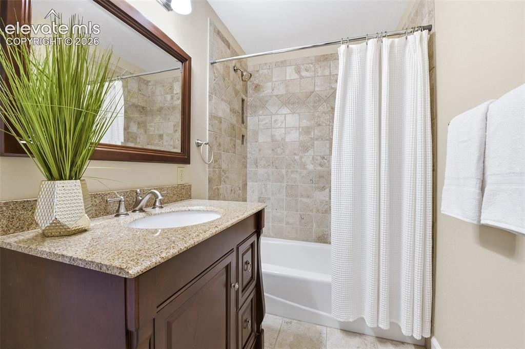 Image 28 of 50: full jack-n-jill bath!