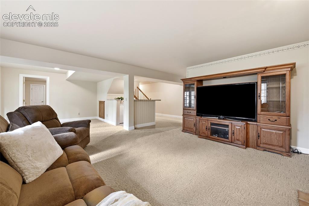 Image 31 of 50: Extensive walk-out family room