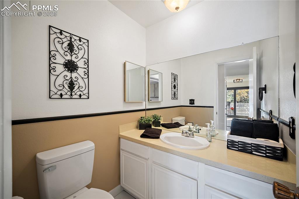 Image 20 of 49: Main level 1/2 bath. 