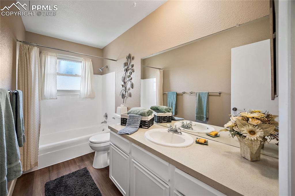 Image 28 of 49: Upstairs full bath.