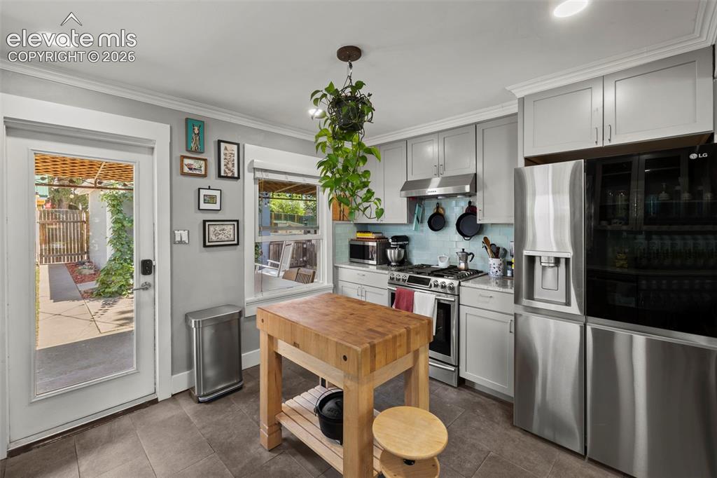 Image 7 of 49: Kitchen