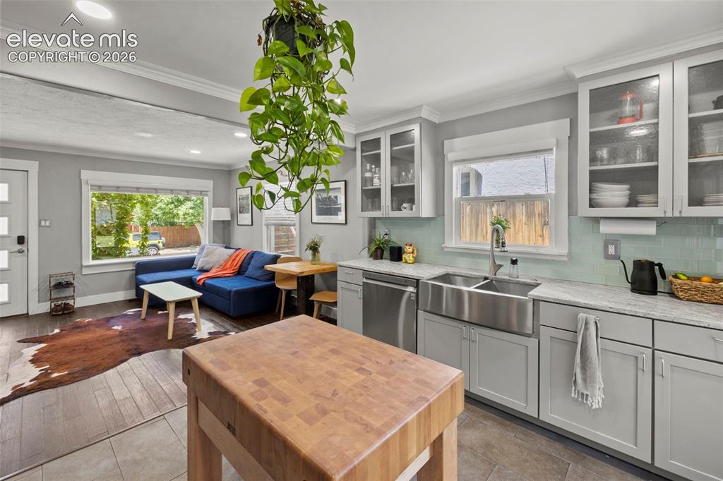 Image 9 of 49: Kitchen