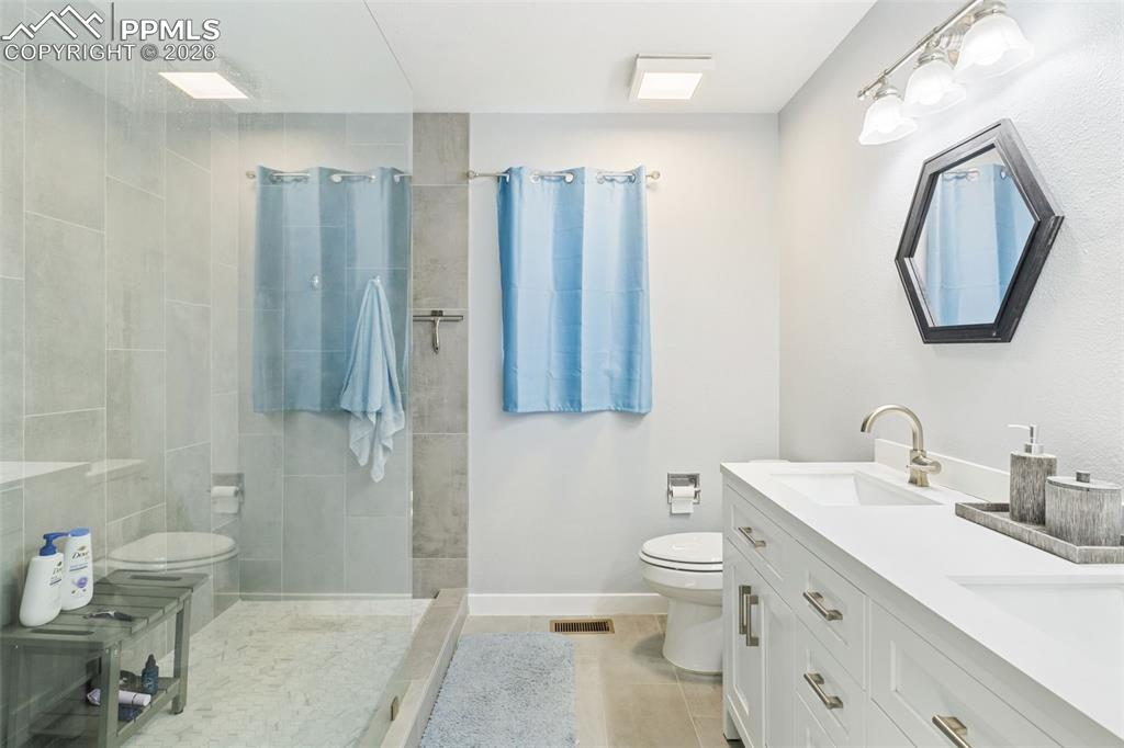 Image 15 of 31: Bathroom