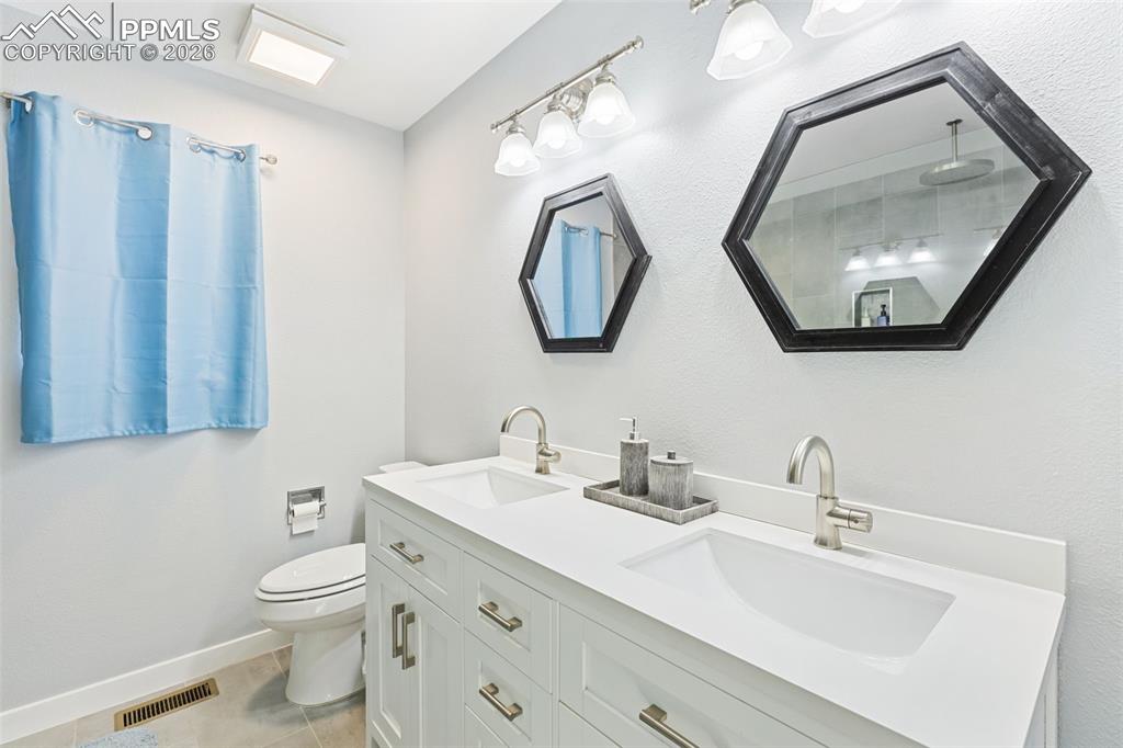 Image 16 of 31: Bathroom