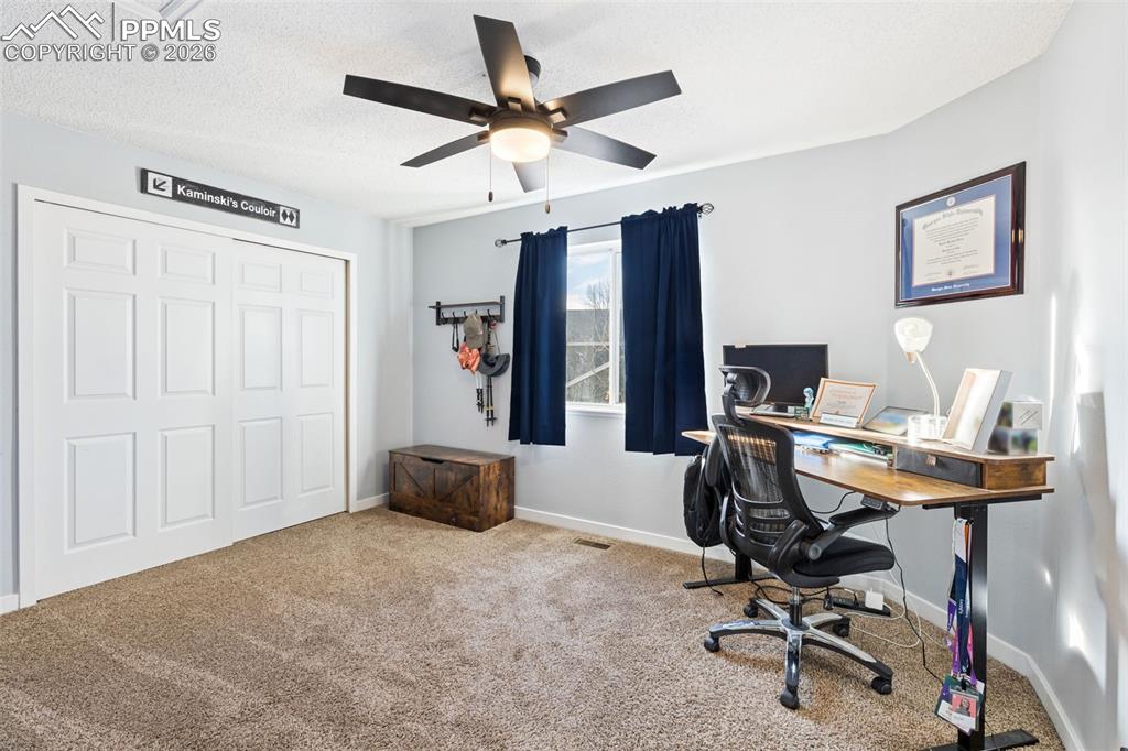 Image 23 of 31: Office