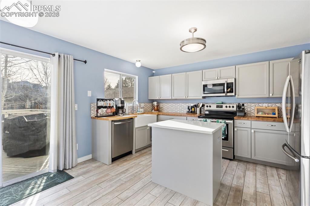 Image 7 of 31: Kitchen