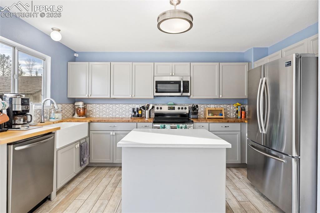 Image 8 of 31: Kitchen