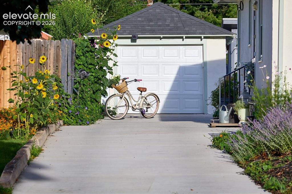 Image 11 of 44: Garage