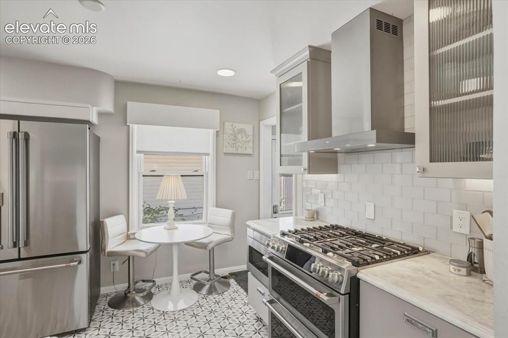 Image 15 of 44: Kitchen