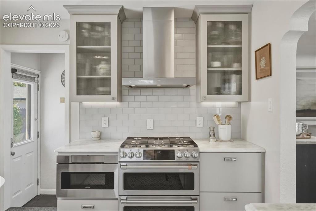 Image 17 of 44: Kitchen