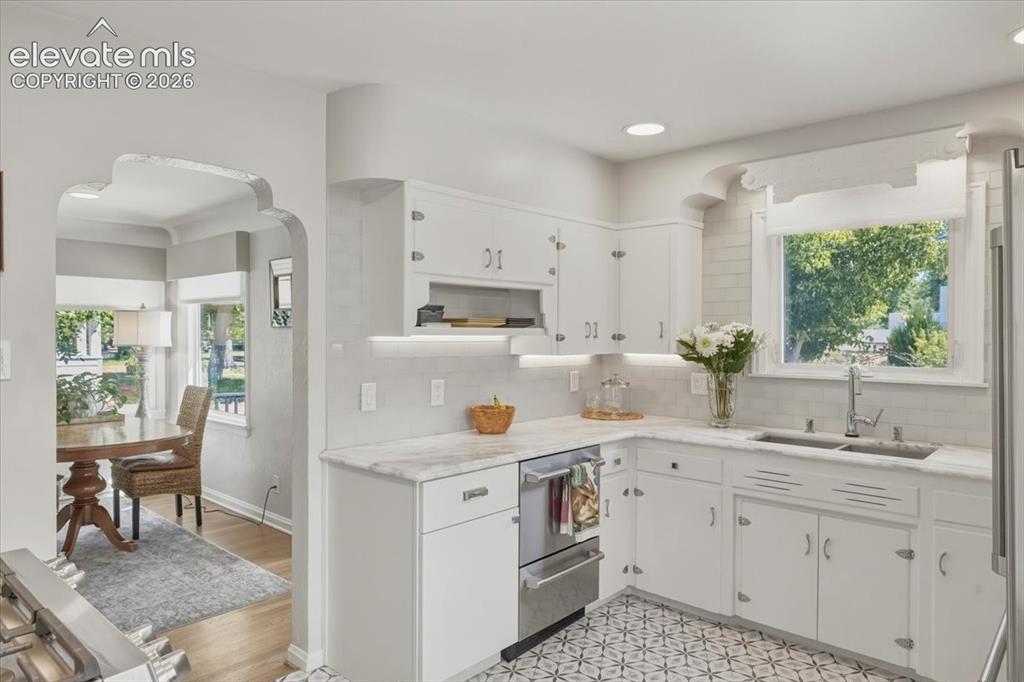 Image 18 of 44: Kitchen