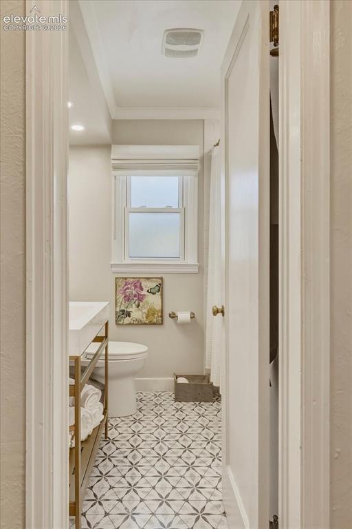 Image 19 of 44: Bathroom
