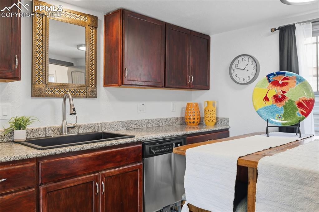 Image 15 of 48: Kitchen