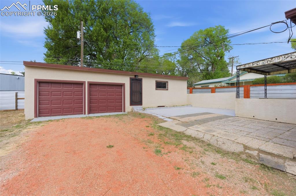 Image 32 of 48: There is a 400 s/f detached office/guest house with an entry and 3 addition