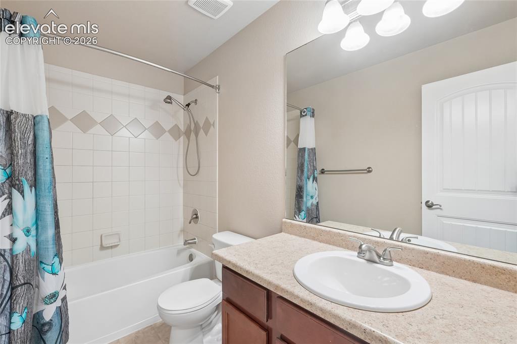 Image 15 of 19: Bathroom