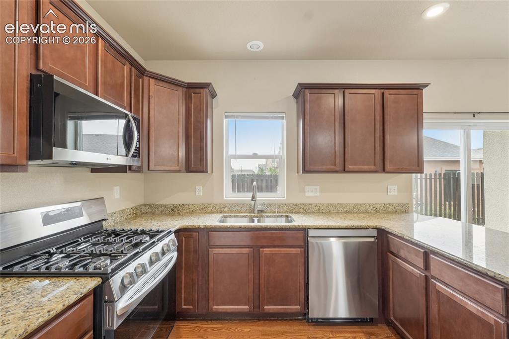 Image 7 of 19: Kitchen