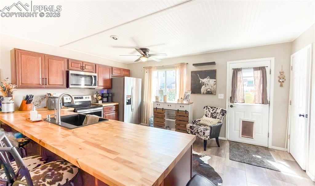 Image 15 of 44: Kitchen