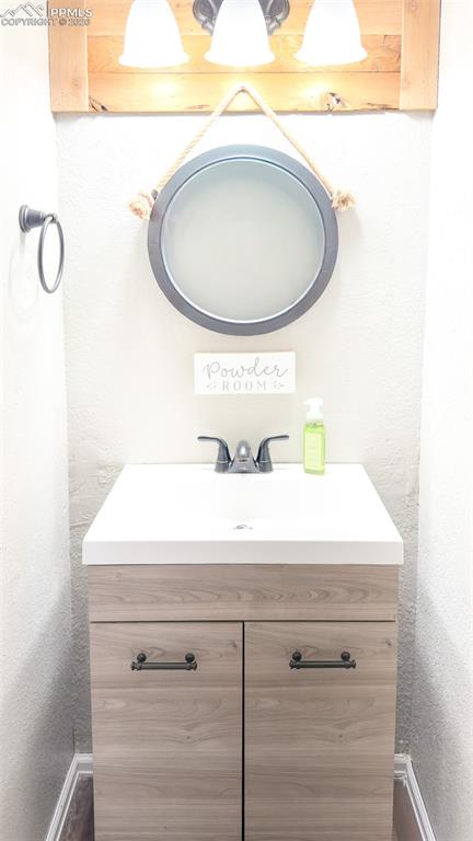 Image 19 of 44: Bathroom