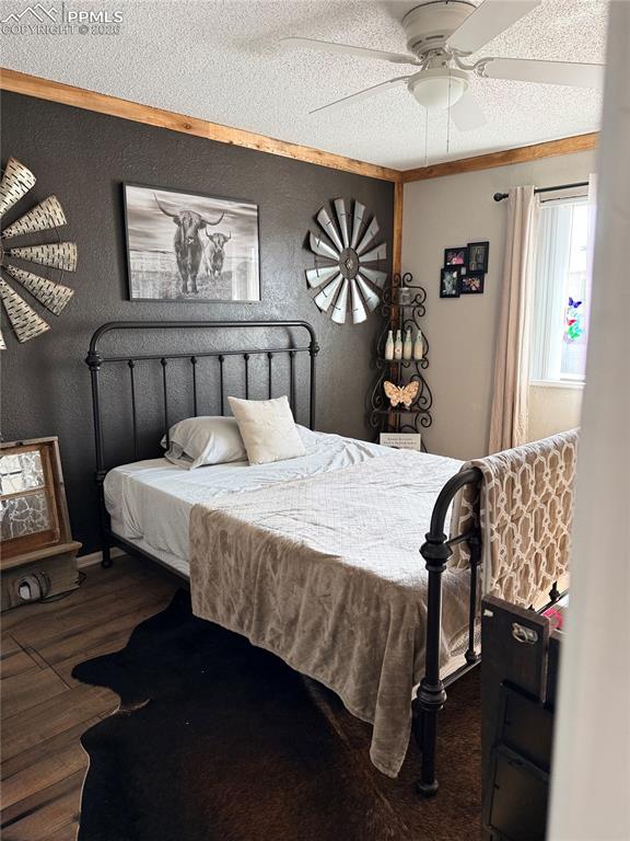 Image 23 of 44: Bedroom