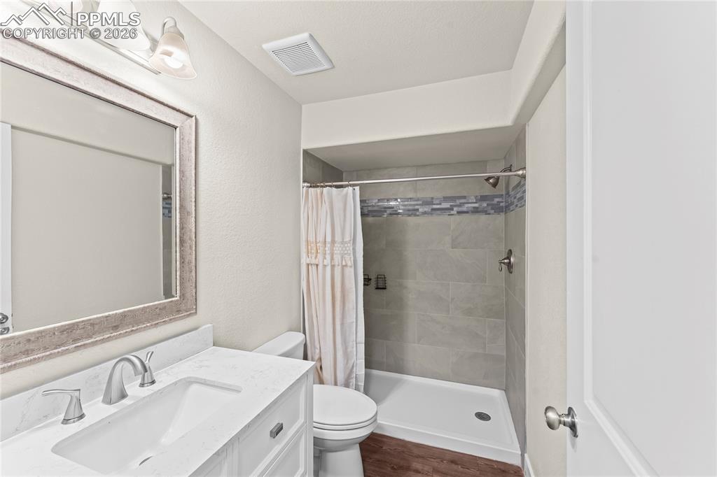 Image 20 of 26: Bathroom