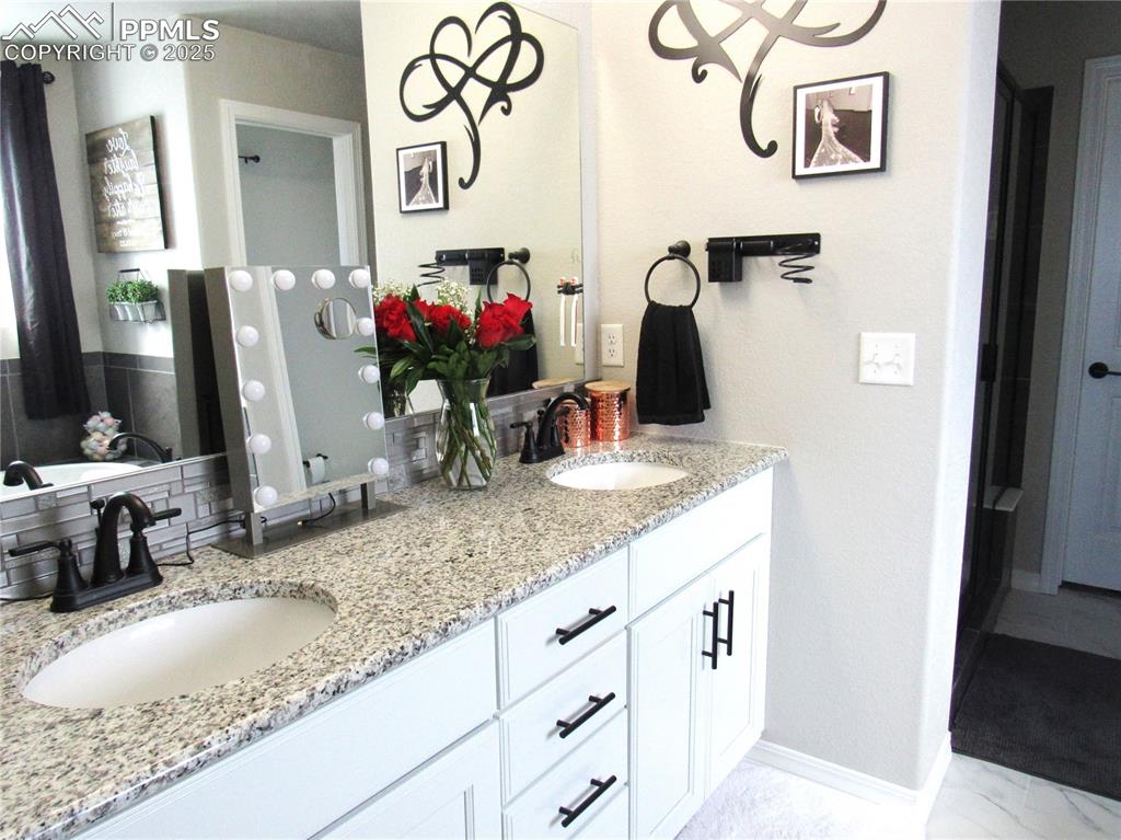 Image 19 of 37: Double vanity