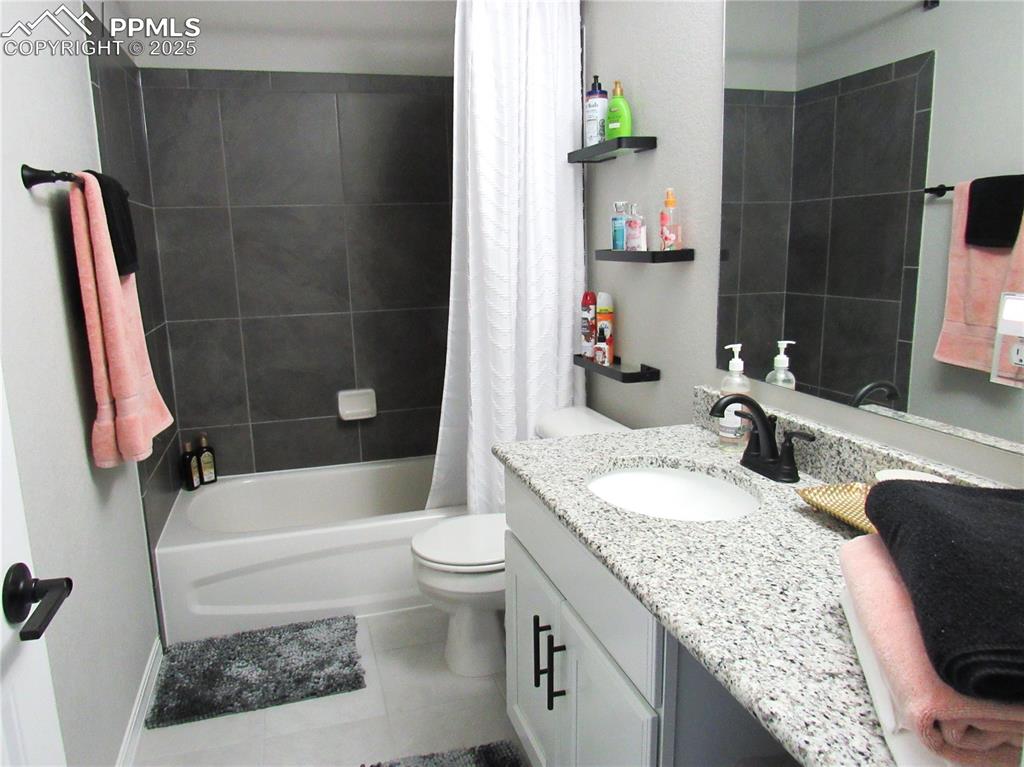 Image 25 of 37: Full bath on upper level