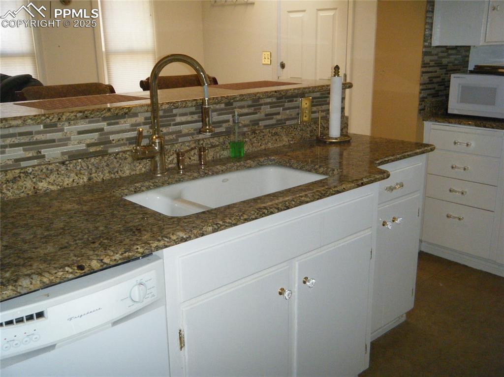 Image 10 of 30: Kitchen