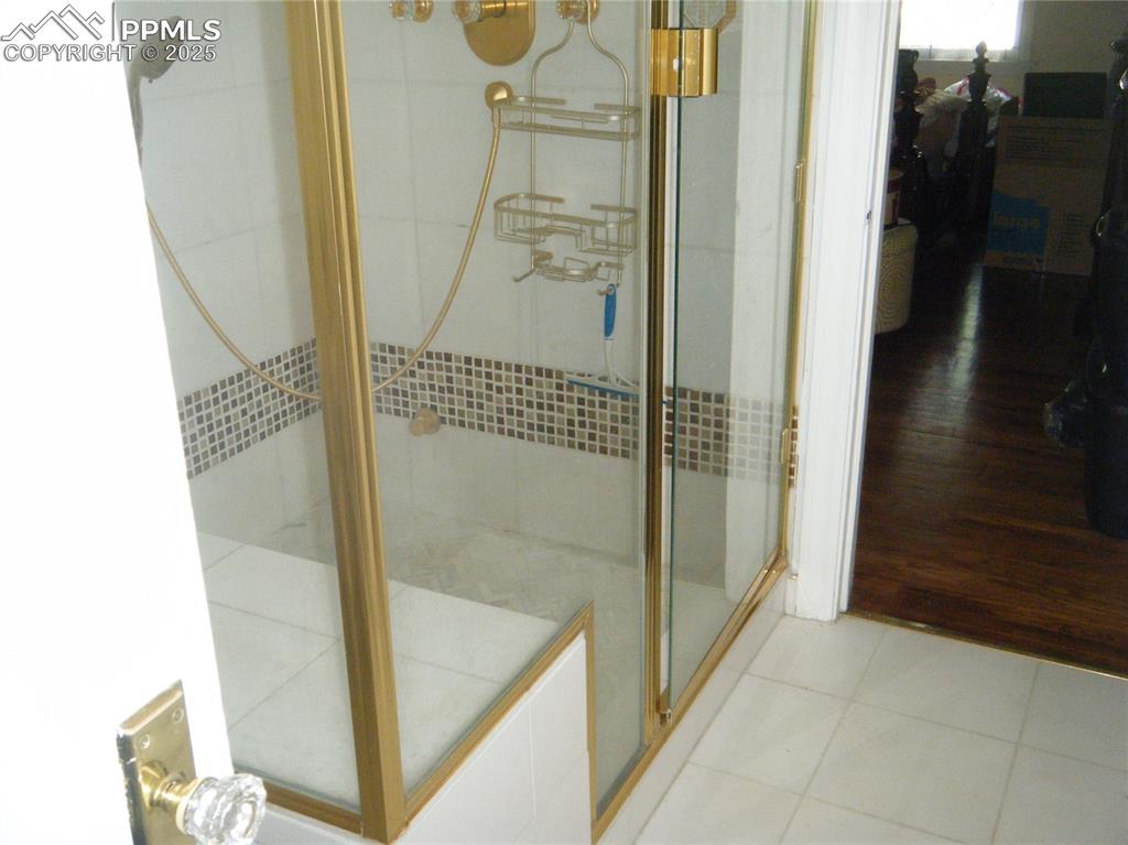 Image 13 of 30: Bathroom