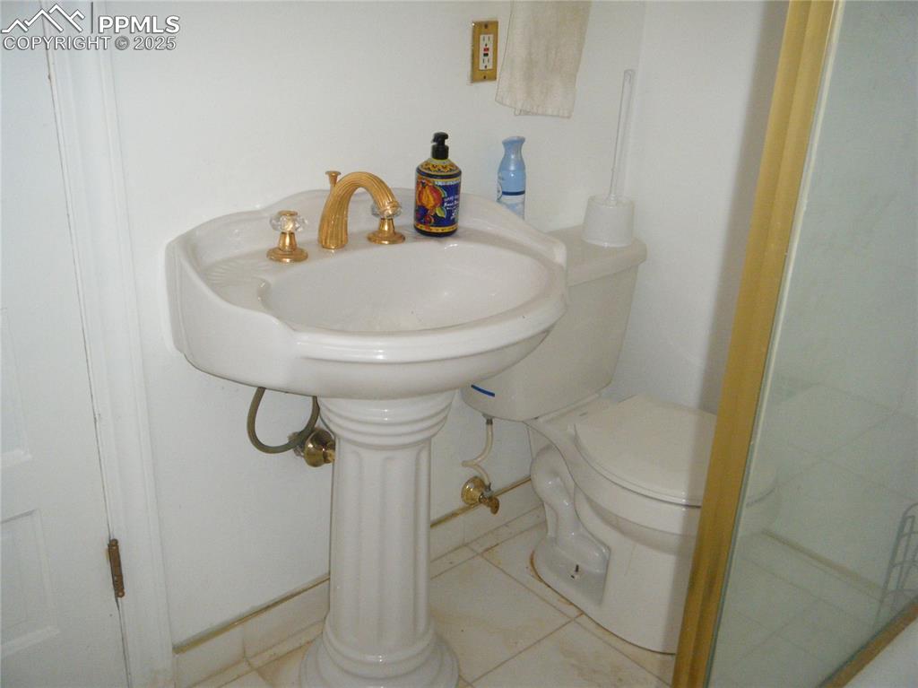 Image 14 of 30: Bathroom