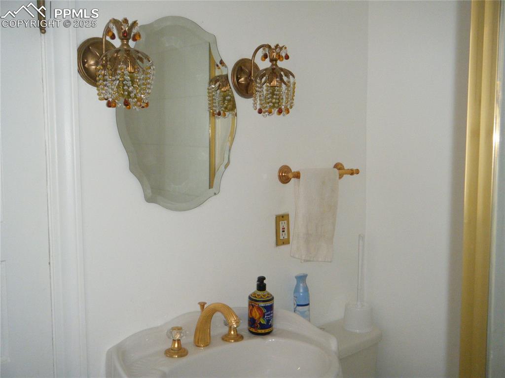 Image 15 of 30: Bathroom