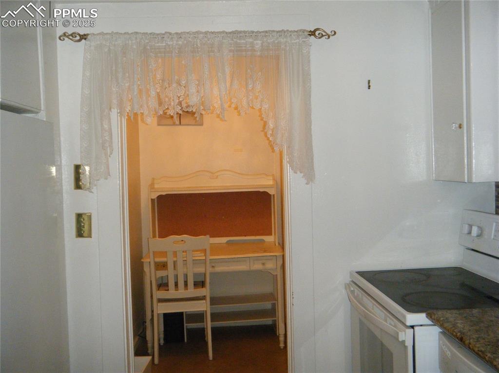 Image 23 of 30: Kitchen