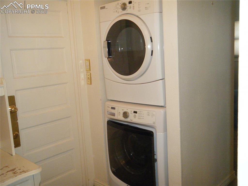 Image 24 of 30: Laundry