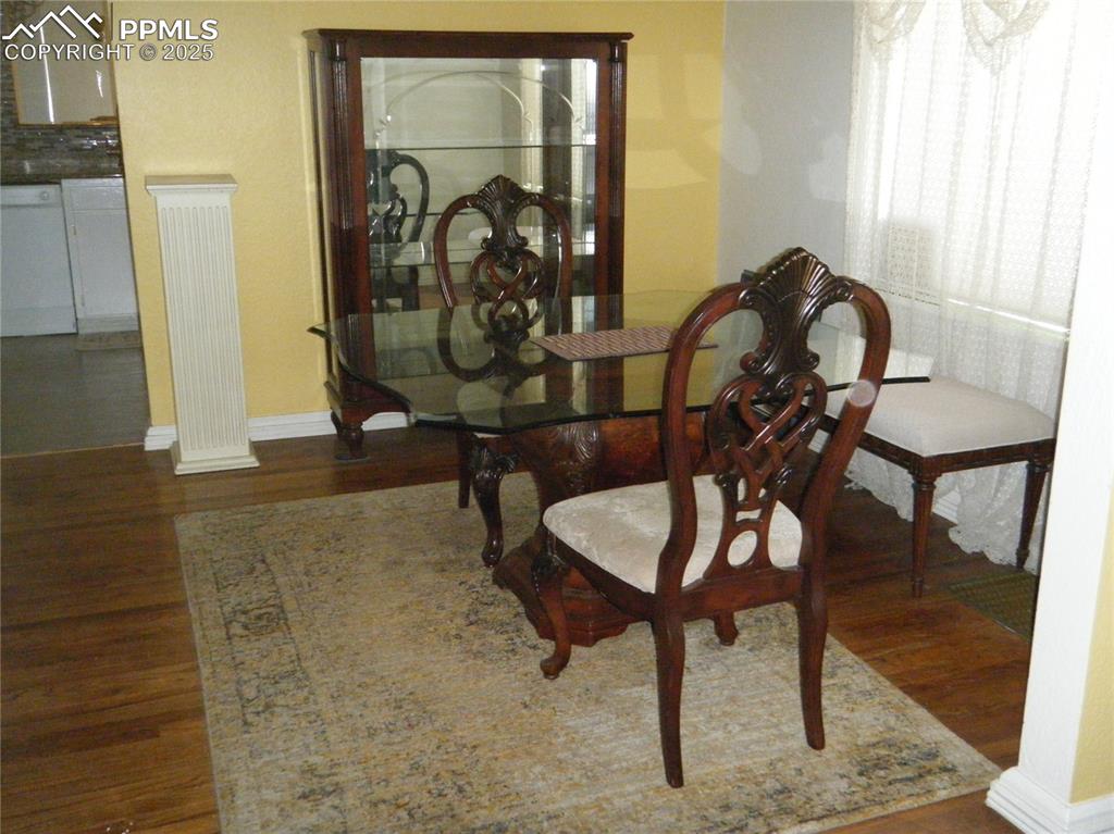 Image 3 of 30: Dining Area
