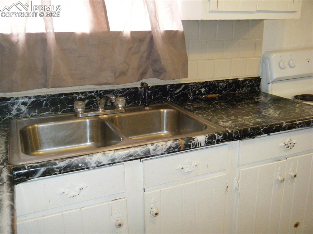 Image 7 of 30: Kitchen