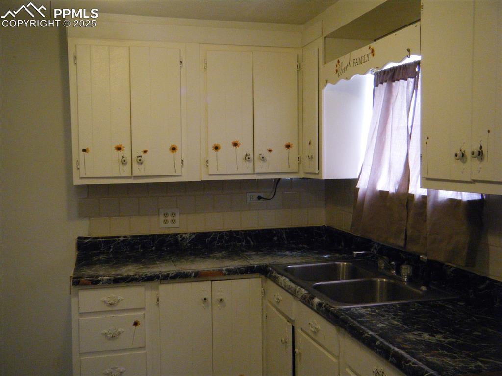 Image 8 of 30: Kitchen