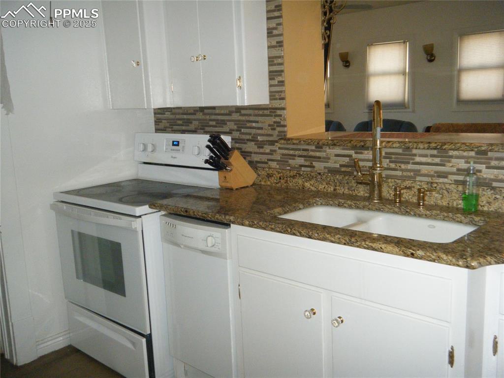 Image 9 of 30: Kitchen