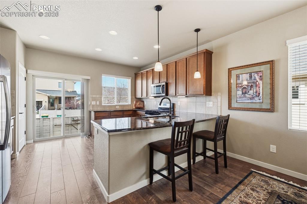 Image 10 of 30: Large dining area