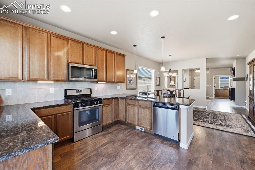 Image 11 of 30: Dining Area